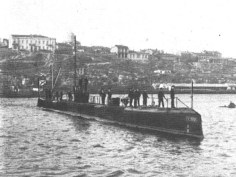 Подводная лодка Тюлень <br> на Севастопольском рейде, 1915 г.
